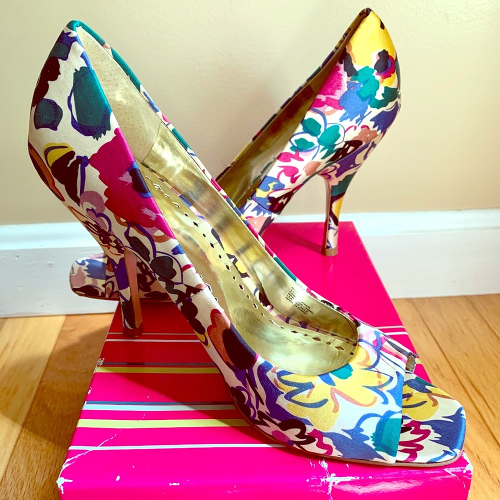 EUC BCBGirls Summer Floral Satin Peep-Toe Pumps